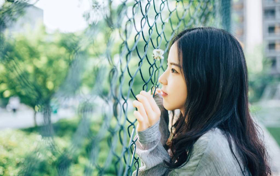 “庞先生，不是我等不明事理。”一名蜀将苦笑道：“只是冠军侯之政策，于我士族……”